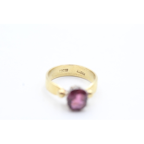 54 - 18ct gold garnet set solitaire ring (4.6g) Size M