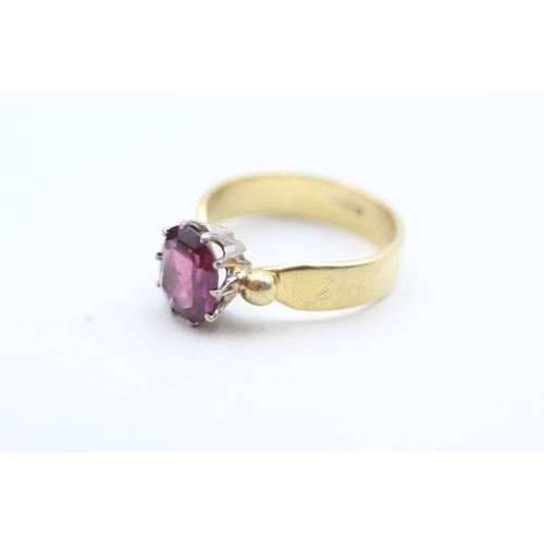 54 - 18ct gold garnet set solitaire ring (4.6g) Size M