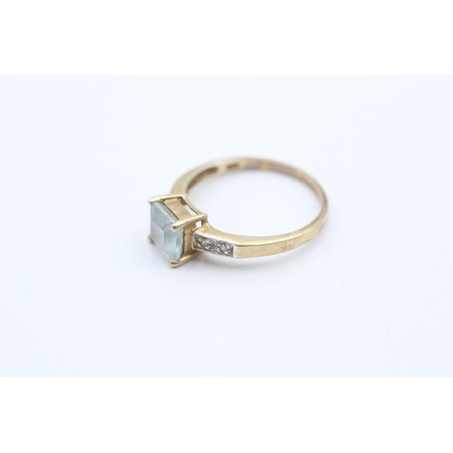 63 - 9ct gold blue gemstone and diamond shoulder setting ring (2g) Size O 1/2