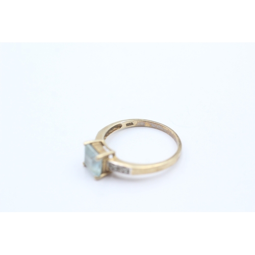 63 - 9ct gold blue gemstone and diamond shoulder setting ring (2g) Size O 1/2