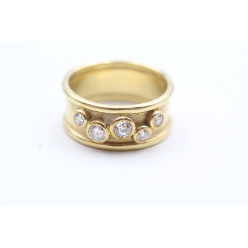 7 - 18ct gold bezel set diamond ring (11.1g) Size U