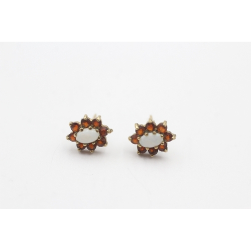 71 - 9ct gold opal and garnet stud earrings (1g)