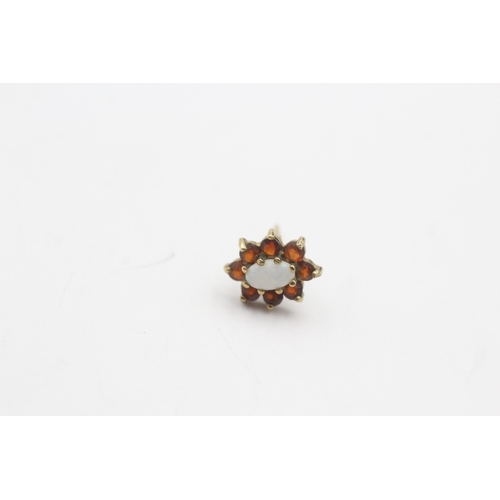 71 - 9ct gold opal and garnet stud earrings (1g)