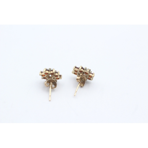 71 - 9ct gold opal and garnet stud earrings (1g)