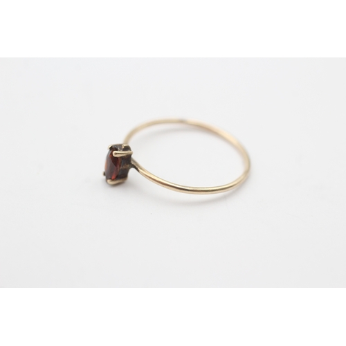 98 - 9ct gold garnet single stone ring (0.6g) Size K