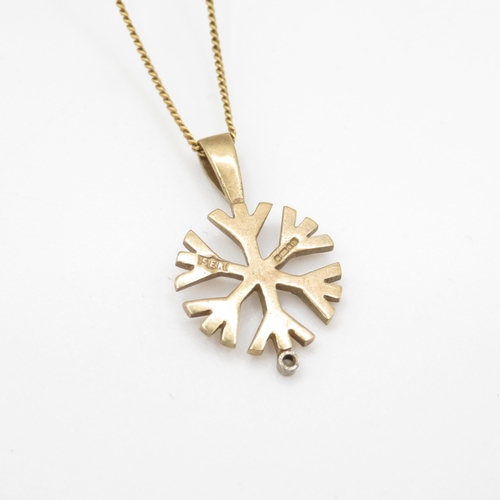 53 - 9ct gold snowflake and diamond pendant on chain (3.9g) Size