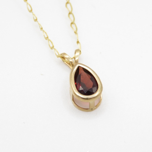 62 - 9ct gold red gemstone pear shape pendant on chain (1.4g) Size