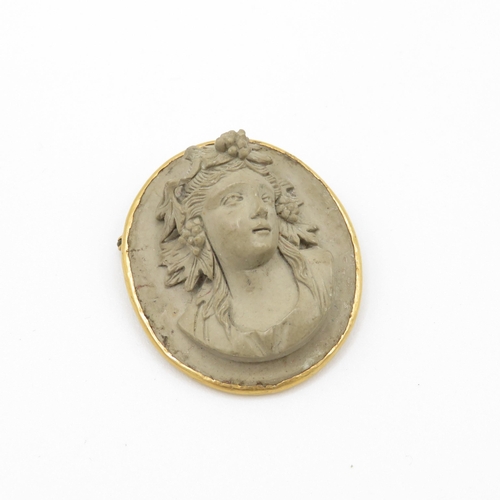 71 - 20ct gold antique lava portrait cameo brooch (9.9g) Size