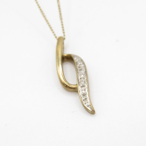 541 - 9ct gold and diamond pendant on chain (2.1g) Size