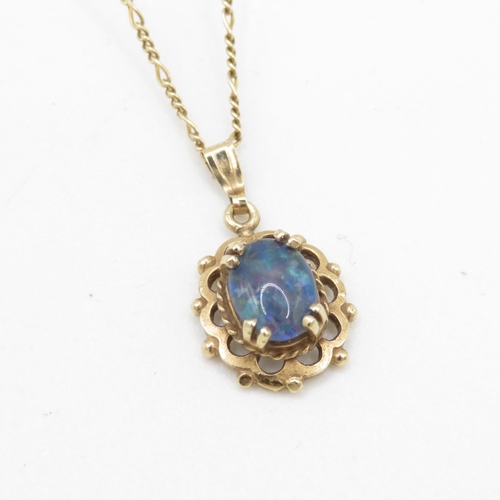 543 - 9ct gold opal triplet pendant on chain (2.8g) Size