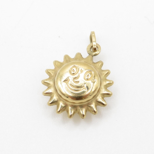 544 - 9ct gold sun charm (1g) Size