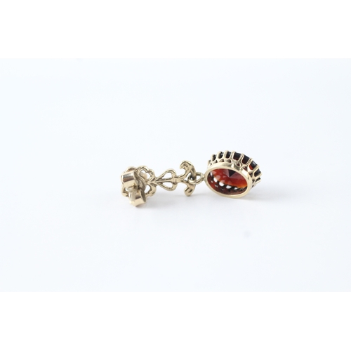 14 - 9ct gold vintage patterned garnet drop earrings (3.8g) Size