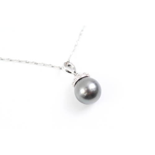 18 - 18ct white gold cultured pearl and diamond pendant on chain (4g) Size