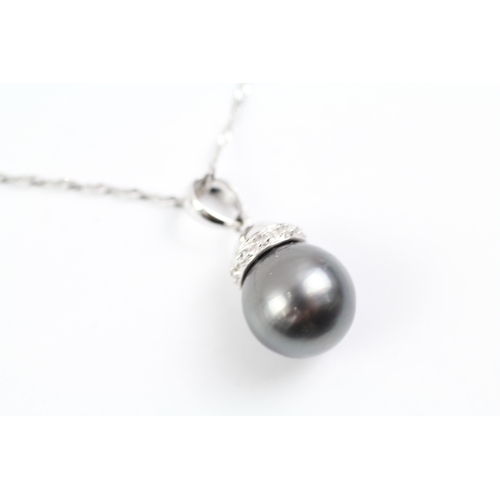 18 - 18ct white gold cultured pearl and diamond pendant on chain (4g) Size