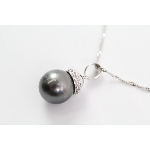 18 - 18ct white gold cultured pearl and diamond pendant on chain (4g) Size