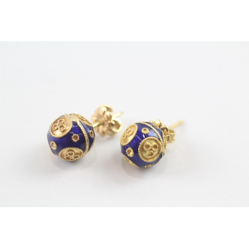 3 - 18ct gold patterned blue enamel stud earrings (4g) Size