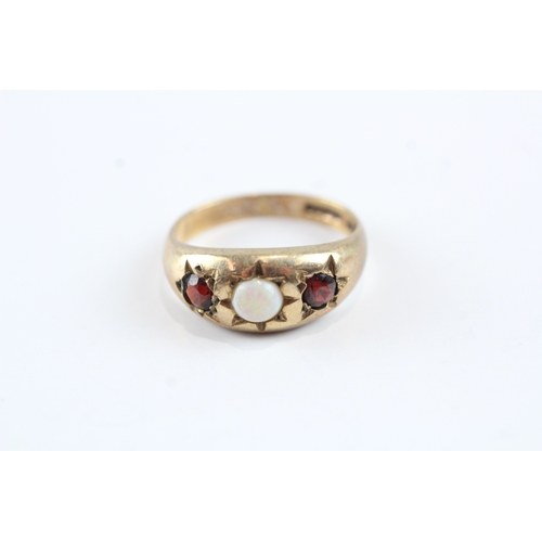 31 - 9ct gold opal and garnet ring (3.2g) Size P