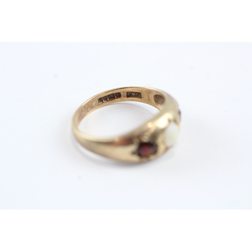 31 - 9ct gold opal and garnet ring (3.2g) Size P