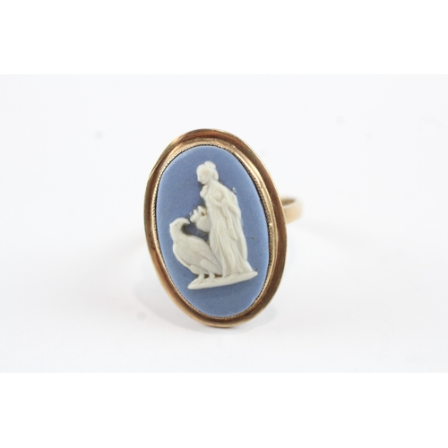 33 - 9ct gold wedgewood cameo ring (3.6g) Size O