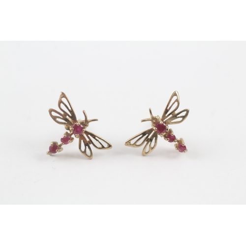 37 - 9ct gold pink gemstone dragonfly stud earrings (1.1g) Size