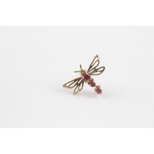 37 - 9ct gold pink gemstone dragonfly stud earrings (1.1g) Size