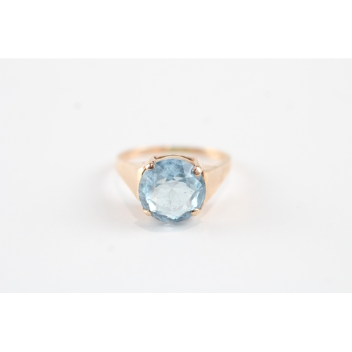 54 - 9ct gold round cut blue topaz solitaire dress ring (3.8g) Size O