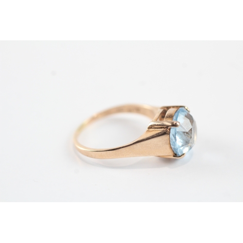 54 - 9ct gold round cut blue topaz solitaire dress ring (3.8g) Size O