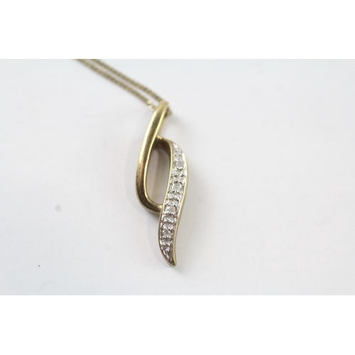 541 - 9ct gold and diamond pendant on chain (2.1g) Size