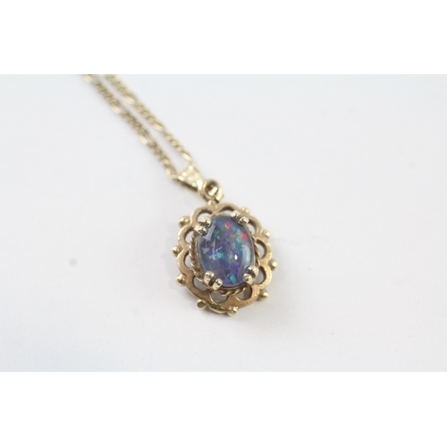 543 - 9ct gold opal triplet pendant on chain (2.8g) Size