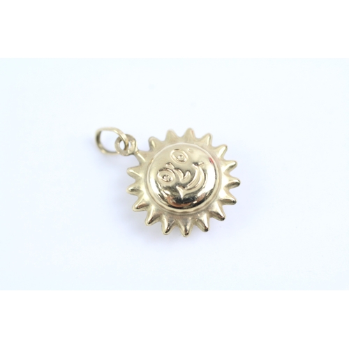 544 - 9ct gold sun charm (1g) Size