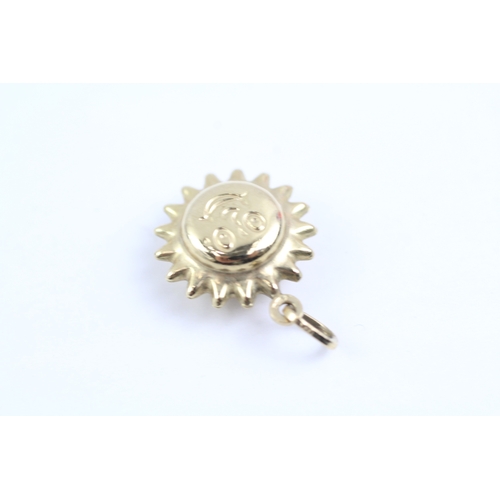 544 - 9ct gold sun charm (1g) Size