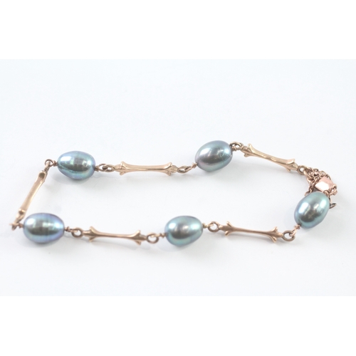 55 - 9ct gold cultured peacock pearl bracelet (8.6g) Size