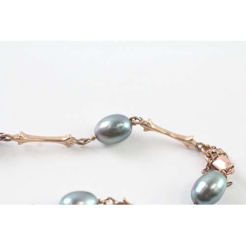 55 - 9ct gold cultured peacock pearl bracelet (8.6g) Size