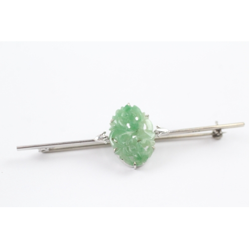 57 - 9ct white gold carved green jade set Art Deco bar brooch (3.5g) Size