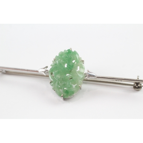 57 - 9ct white gold carved green jade set Art Deco bar brooch (3.5g) Size