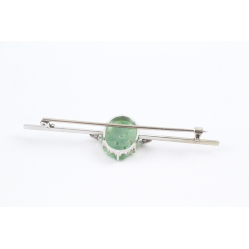 57 - 9ct white gold carved green jade set Art Deco bar brooch (3.5g) Size