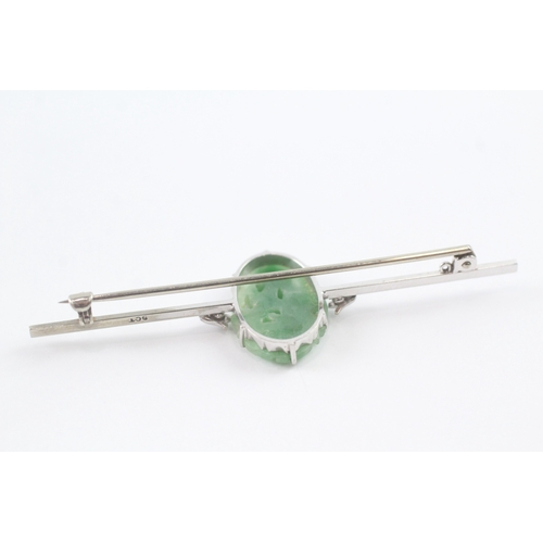 57 - 9ct white gold carved green jade set Art Deco bar brooch (3.5g) Size