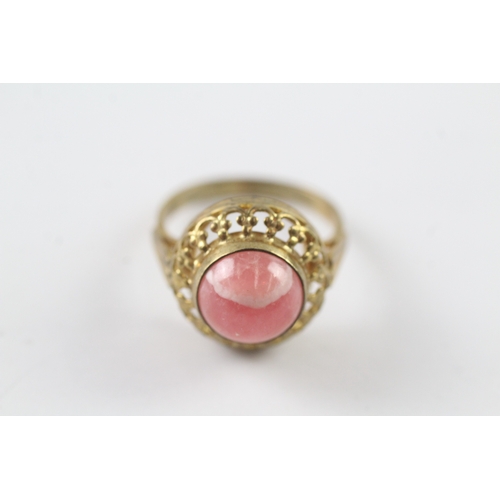 59 - 8ct gold cabochon cut pink gemstone dress patterned ring (3.5g) Size N