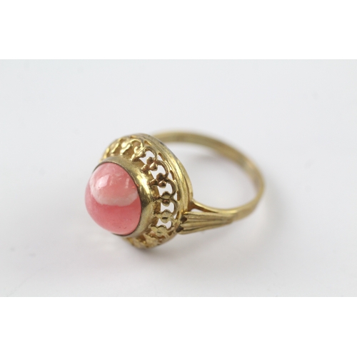 59 - 8ct gold cabochon cut pink gemstone dress patterned ring (3.5g) Size N