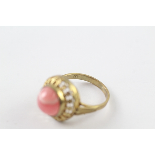 59 - 8ct gold cabochon cut pink gemstone dress patterned ring (3.5g) Size N