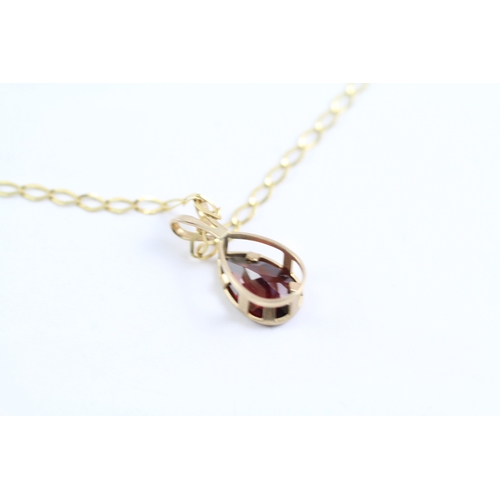 62 - 9ct gold red gemstone pear shape pendant on chain (1.4g) Size