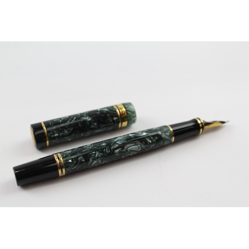 472 - Parker Centennial Duofold Green Lacquer Fountain Pen w/ 18ct Gold Nib WRITING