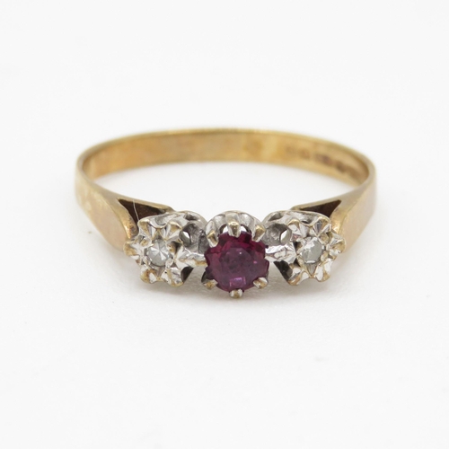 140 - 9ct gold red gemstone and diamond ring (2.2g) Size P