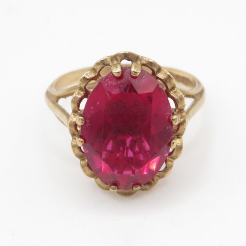 93 - 9ct gold red gemstone cocktail ring (3.3g) Size M