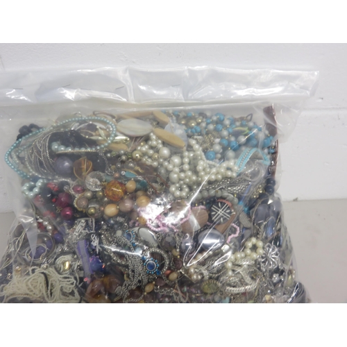 196 - 10kg Unsorted Costume Jewellery