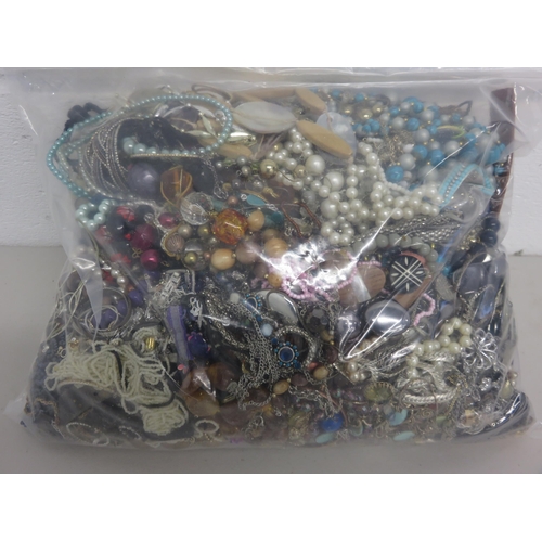 196 - 10kg Unsorted Costume Jewellery