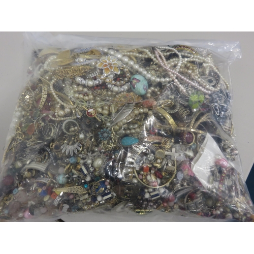 198 - 10kg Unsorted Costume Jewellery