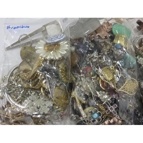 202 - Bulk Lot Assorted Costume Jewellery