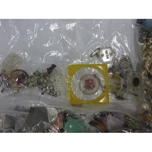 202 - Bulk Lot Assorted Costume Jewellery