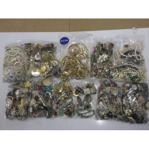 204 - Bulk Lot Assorted Costume Jewellery